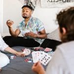 Cómo ganar ventaja competitiva en tus partidas de póquer en casa: Analizar a los adversarios